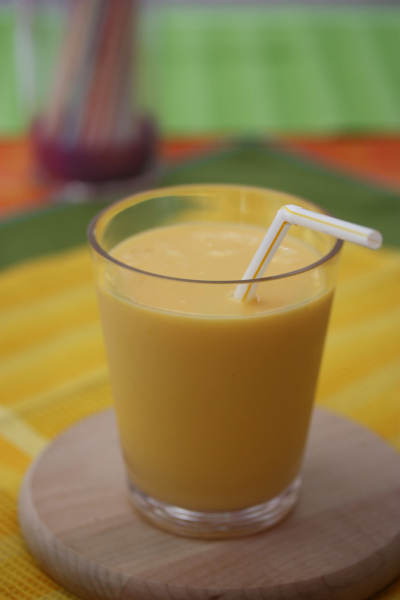 MMM Kitchen: Moms Mango Smoothie